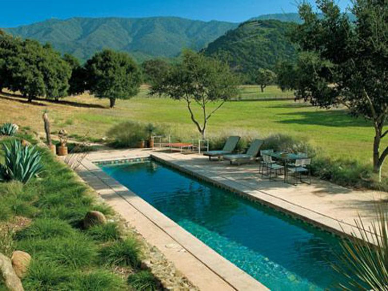 Langer Pool mit Bergblick